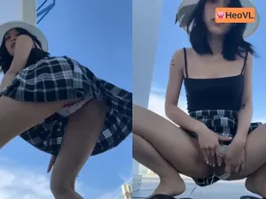 Người yêu dâm đi du lịch nhưng cũng không quên quay clip show hàng cho fans xem
