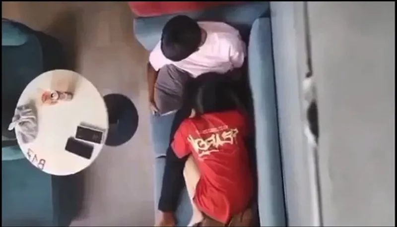 Quay lén tình nhân liếm bú cho gấu nơi công cộng